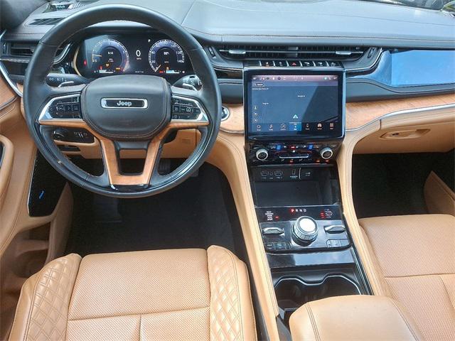 Photo of 2022 Diamond Black Crystal Pearlcoat Jeep Grand Cherokee L