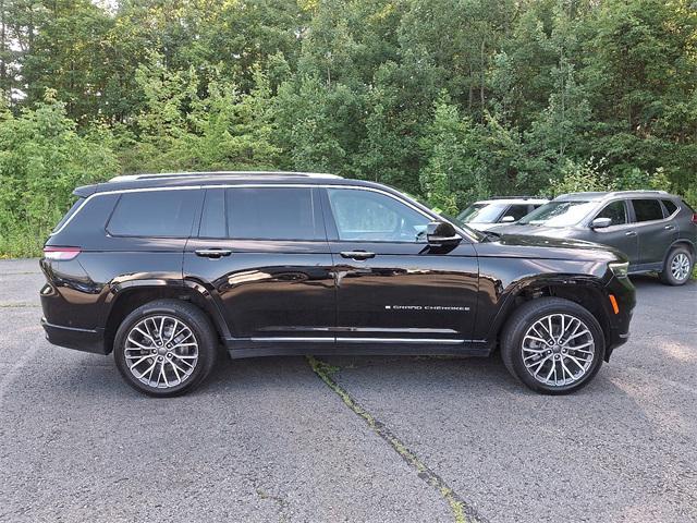 Photo of 2022 Diamond Black Crystal Pearlcoat Jeep Grand Cherokee L