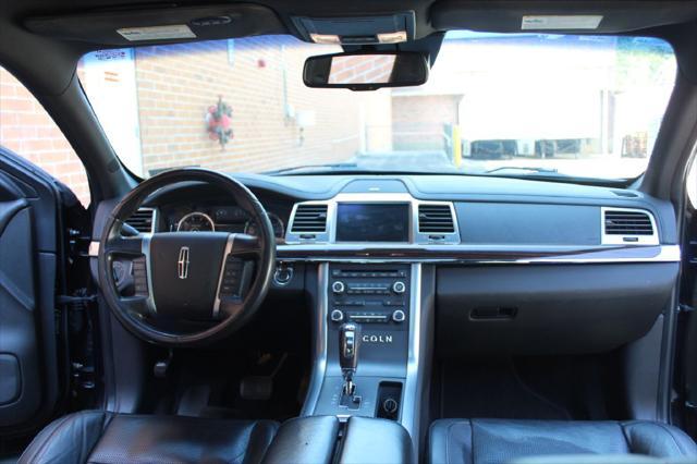 Photo of 2009 Tuxedo Black Clearcoat Metallic Lincoln MKS