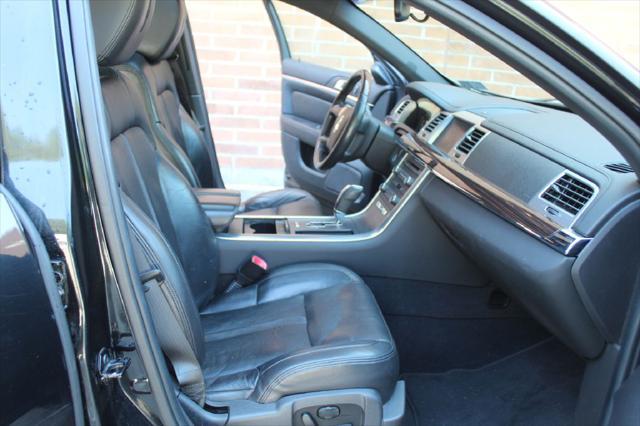 Photo of 2009 Tuxedo Black Clearcoat Metallic Lincoln MKS