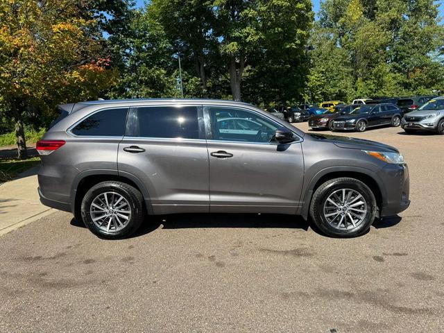 Photo of 2017 Predawn Gray Mica Toyota Highlander