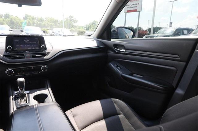 Photo of 2021 Super Black Clearcoat Nissan Altima
