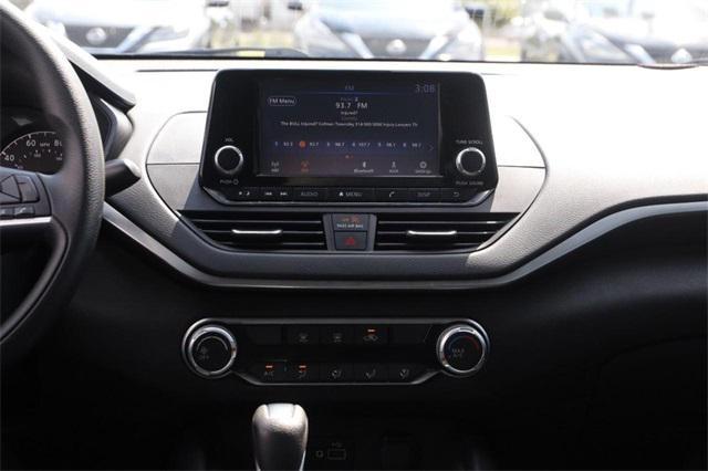 Photo of 2021 Super Black Clearcoat Nissan Altima