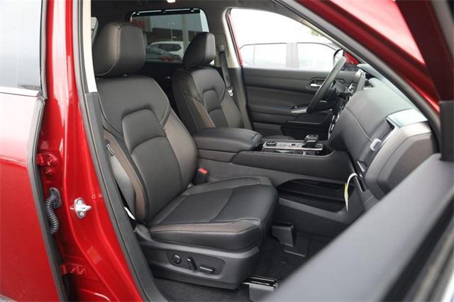 Photo of 2025 Scarlet Nissan Pathfinder