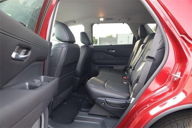 Photo of 2025 Scarlet Nissan Pathfinder