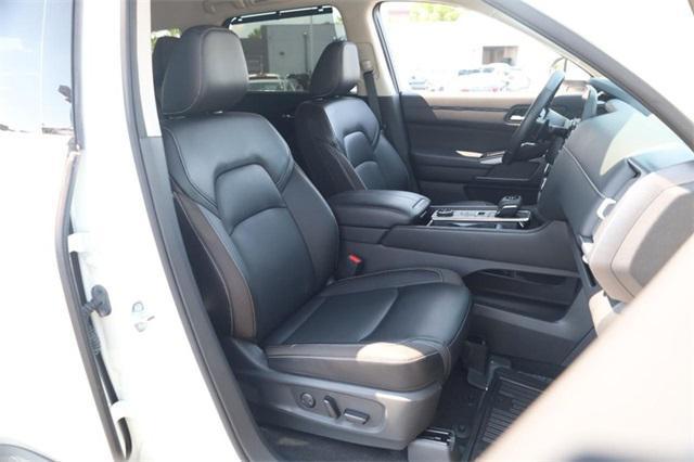 Photo of 2024 Pearl White Tricoat Nissan Pathfinder