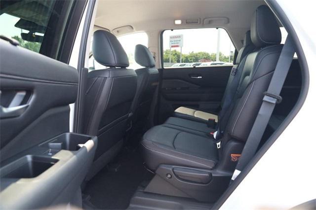 Photo of 2024 Pearl White Tricoat Nissan Pathfinder