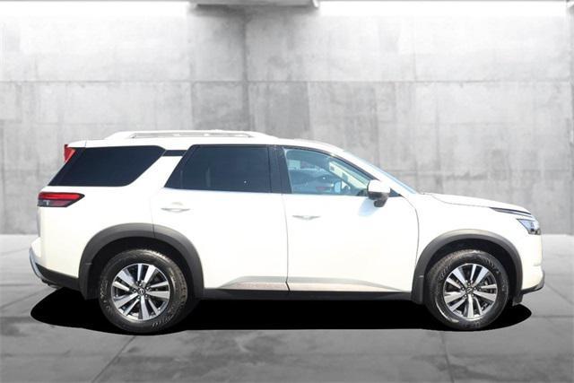 Photo of 2024 Pearl White Tricoat Nissan Pathfinder