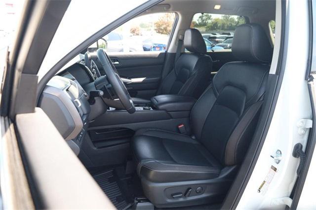 Photo of 2024 Pearl White Tricoat Nissan Pathfinder