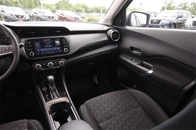 Photo of 2024 Gun Metallic Nissan Kicks