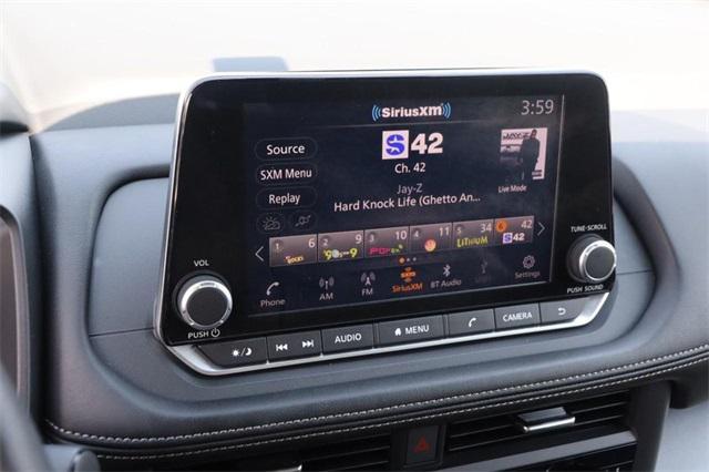 Photo of 2024 Everest White Pearl Nissan Rogue