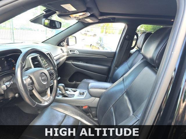 Photo of 2018 Diamond Black Crystal Pearlcoat Jeep Grand Cherokee