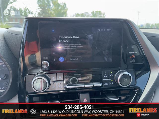 Photo of 2023 Midnight Black Metallic Toyota Highlander