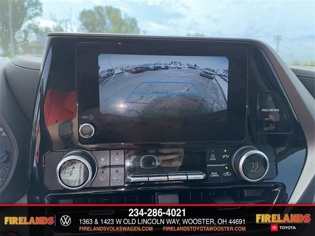 Photo of 2023 Midnight Black Metallic Toyota Highlander