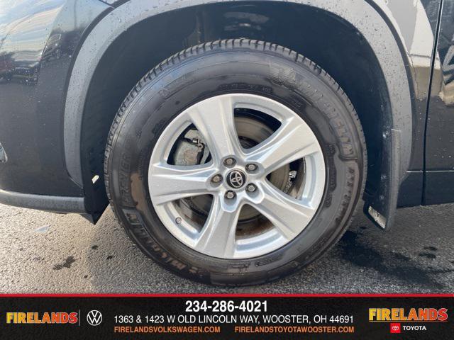 Photo of 2023 Midnight Black Metallic Toyota Highlander