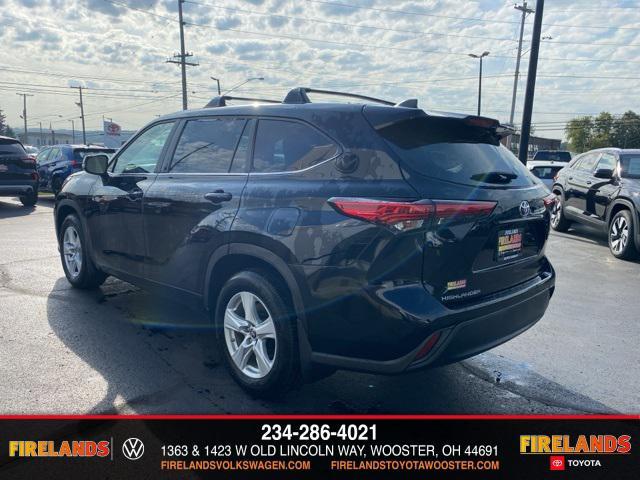 Photo of 2023 Midnight Black Metallic Toyota Highlander