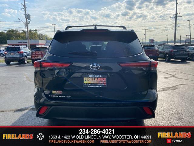 Photo of 2023 Midnight Black Metallic Toyota Highlander