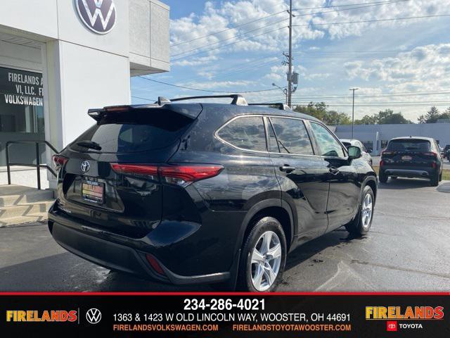 Photo of 2023 Midnight Black Metallic Toyota Highlander