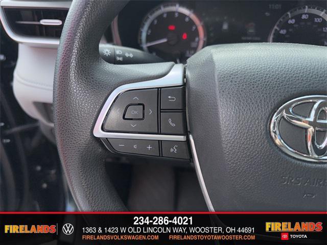 Photo of 2023 Midnight Black Metallic Toyota Highlander