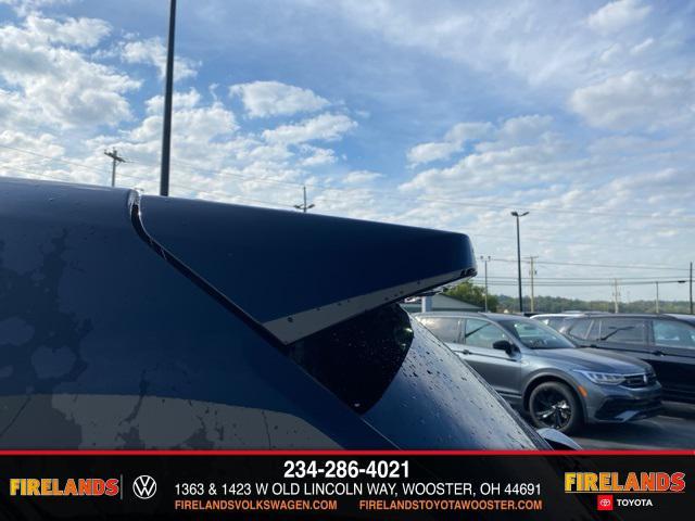 Photo of 2023 Midnight Black Metallic Toyota Highlander