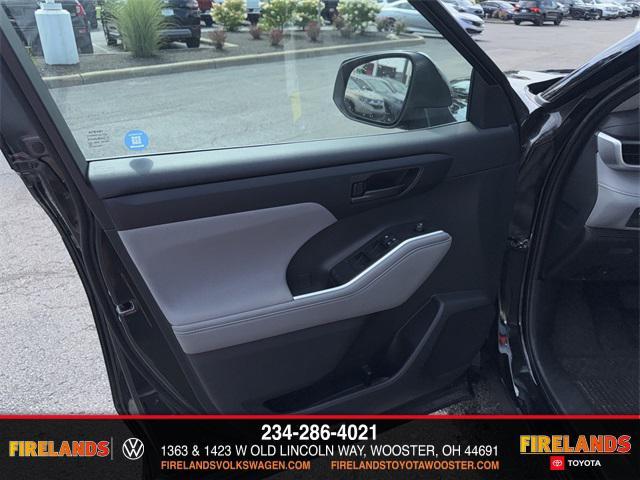 Photo of 2023 Midnight Black Metallic Toyota Highlander