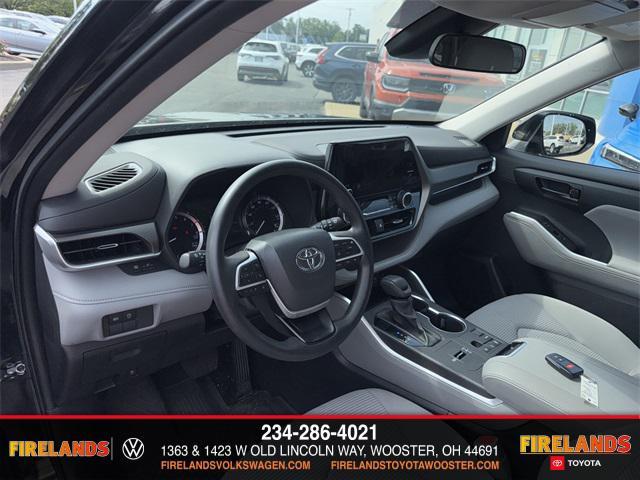 Photo of 2023 Midnight Black Metallic Toyota Highlander