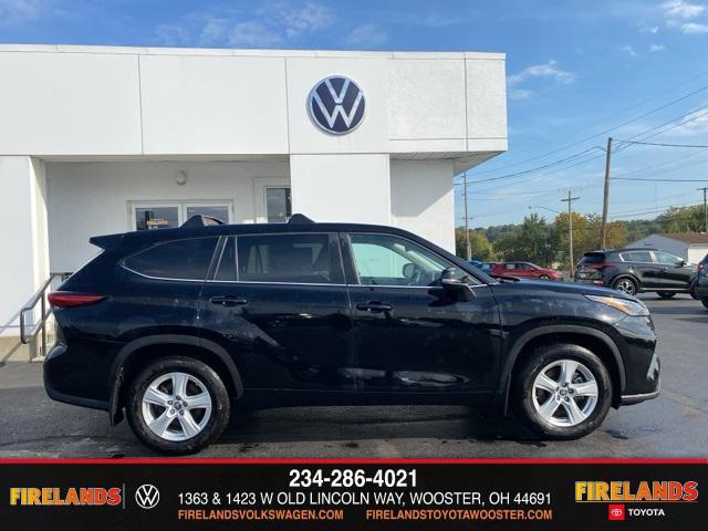 Photo of 2023 Midnight Black Metallic Toyota Highlander
