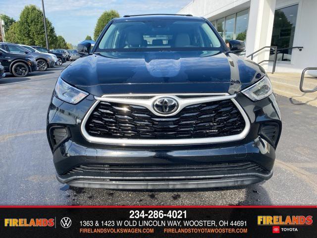 Photo of 2023 Midnight Black Metallic Toyota Highlander