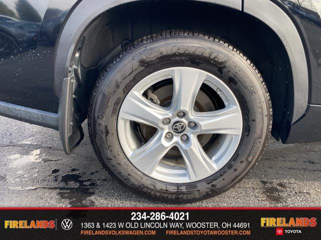 Photo of 2023 Midnight Black Metallic Toyota Highlander
