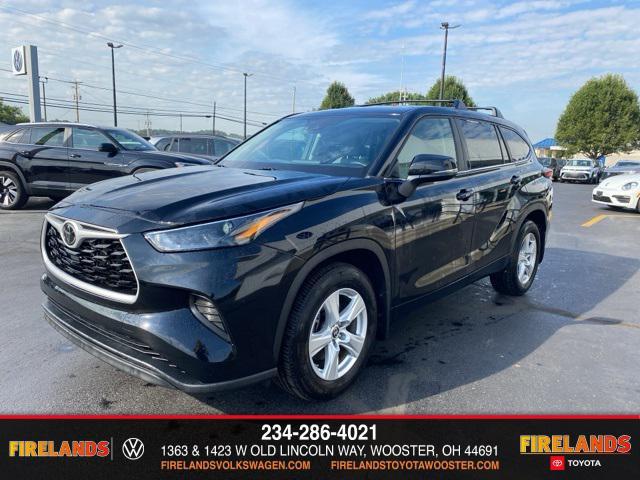 Photo of 2023 Midnight Black Metallic Toyota Highlander
