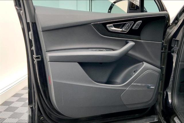 Photo of 2018 Orca Black Metallic Audi Q7