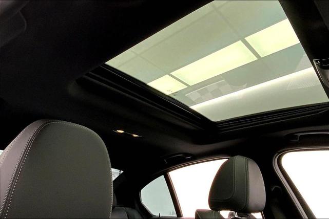 Photo of 2022 Black Sapphire Metallic BMW 330