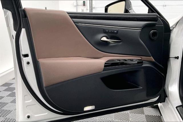 Photo of 2023 Eminent White Pearl Lexus ES 350