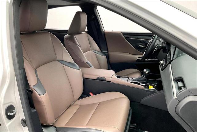 Photo of 2023 Eminent White Pearl Lexus ES 350