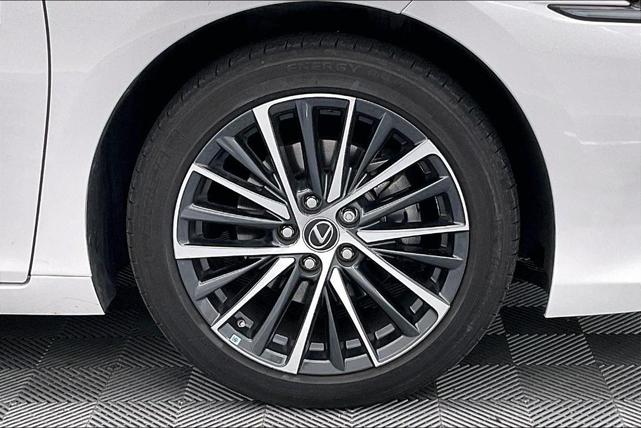 Photo of 2023 Eminent White Pearl Lexus ES 350