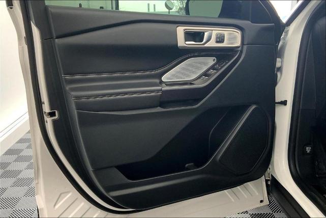 Photo of 2020 Star White Ford Explorer