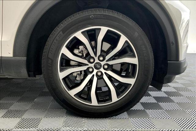 Photo of 2020 Star White Ford Explorer
