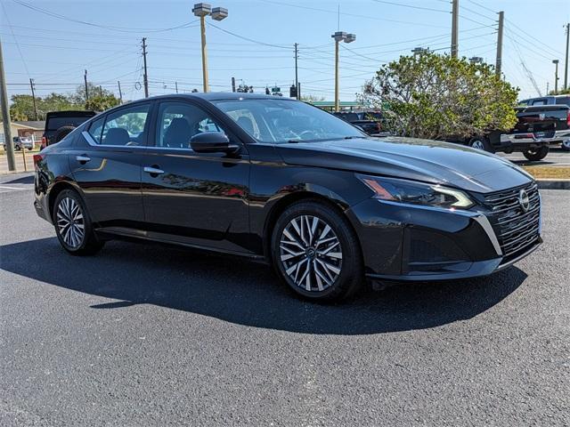 Photo of 2023 Super Black Clearcoat Nissan Altima