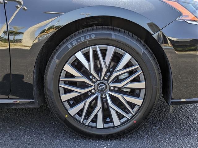 Photo of 2023 Super Black Clearcoat Nissan Altima