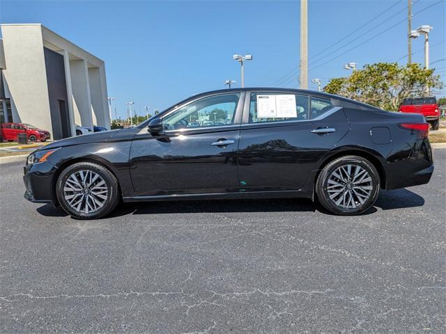 Photo of 2023 Super Black Clearcoat Nissan Altima