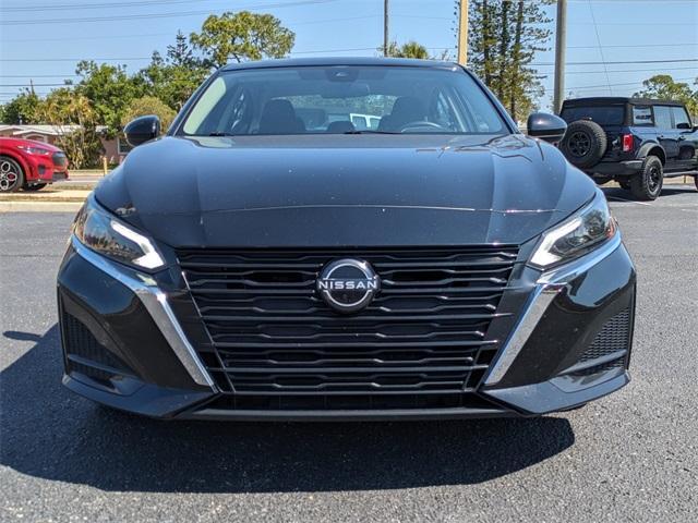 Photo of 2023 Super Black Clearcoat Nissan Altima