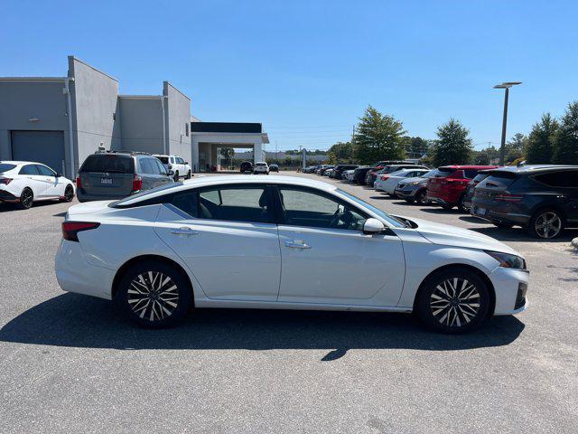 Photo of 2023 Pearl White Tricoat Nissan Altima