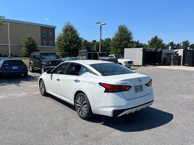 Photo of 2023 Pearl White Tricoat Nissan Altima