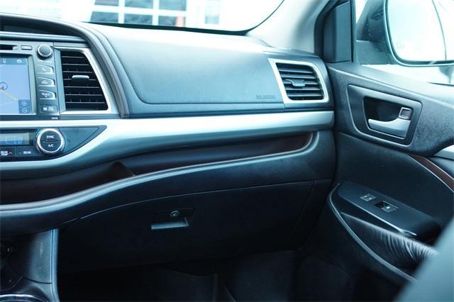 Photo of 2016 Midnight Black Metallic Toyota Highlander