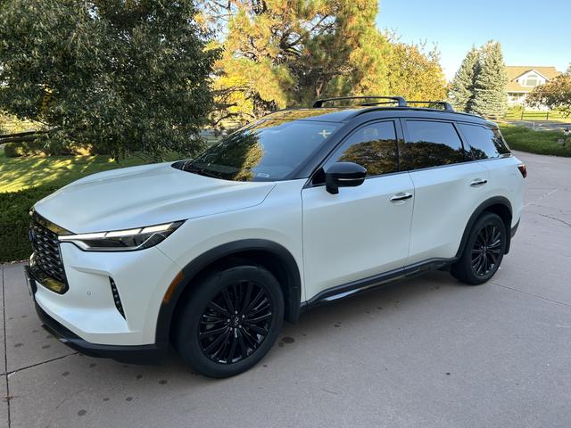Photo of 2023 White INFINITI QX60