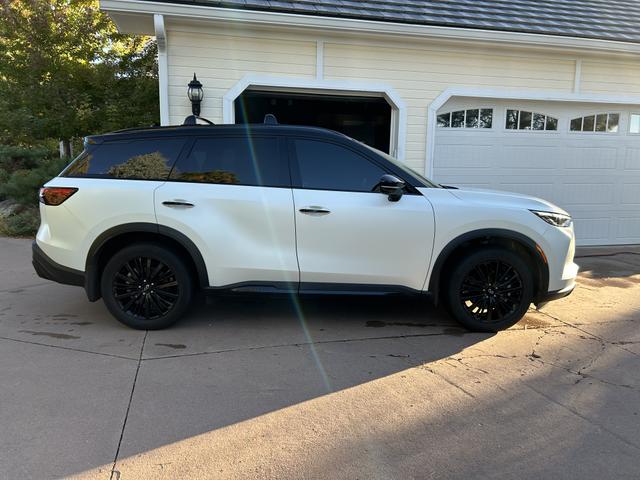 Photo of 2023 White INFINITI QX60
