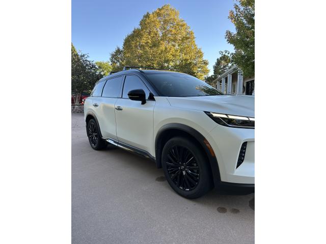 Photo of 2023 White INFINITI QX60