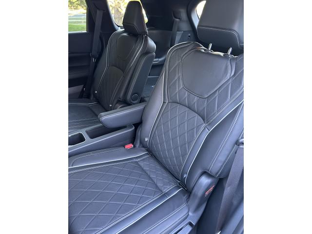 Photo of 2023 White INFINITI QX60