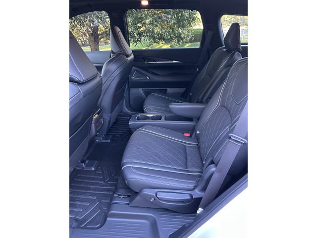 Photo of 2023 White INFINITI QX60