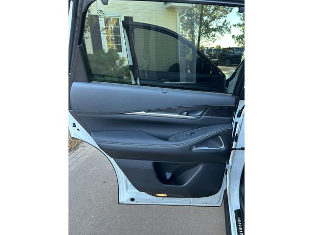 Photo of 2023 White INFINITI QX60